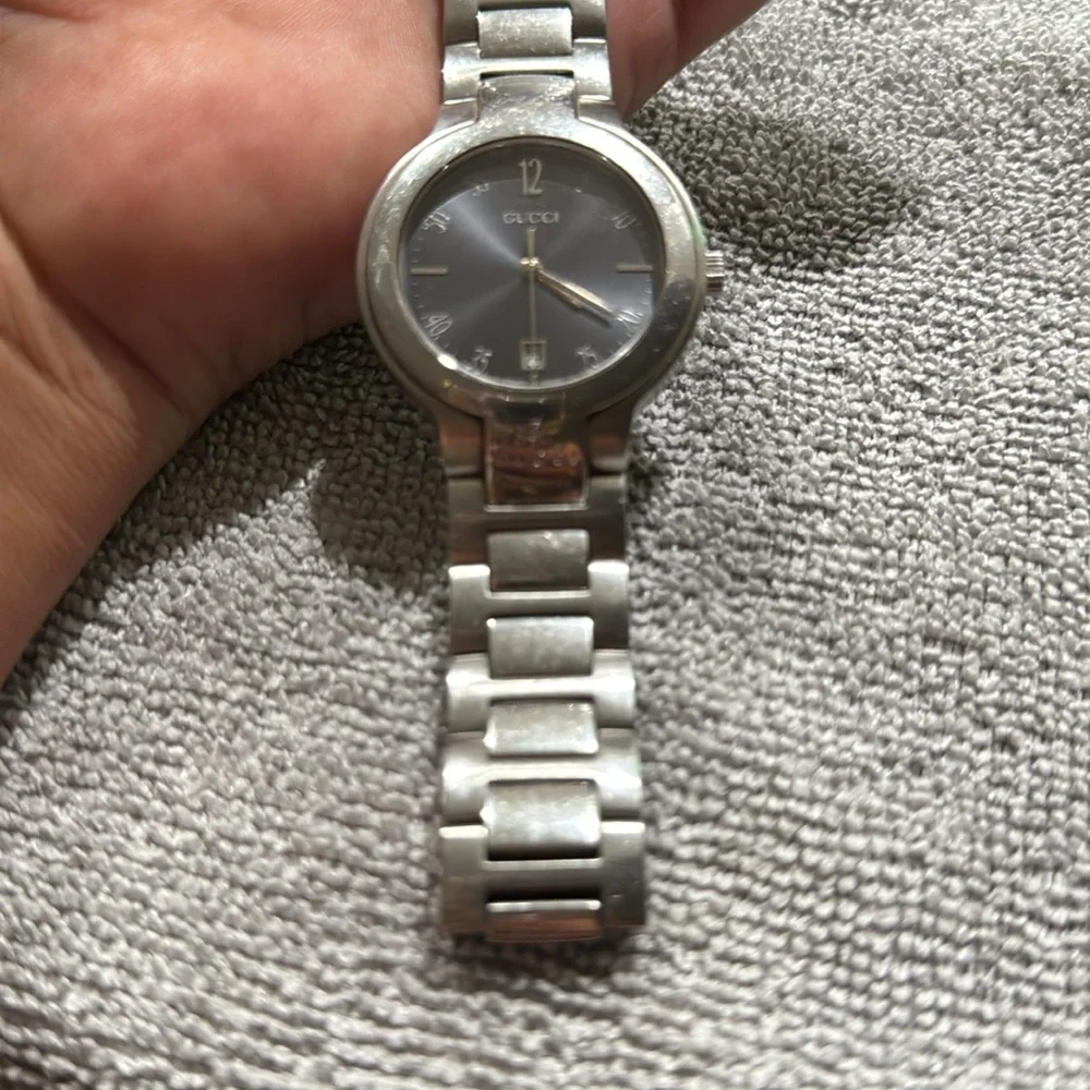 Authentic Men's Gucci Watch 8900M with COA